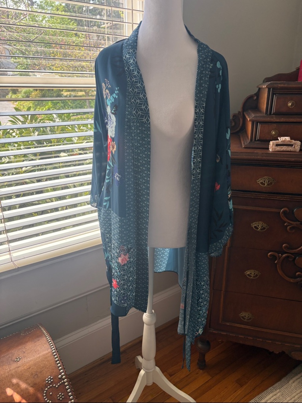 Flora Nikrooz Teal and White Short Kimono with Geometric Print